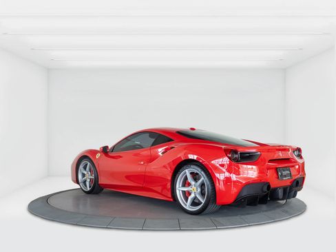 Used 2018 Ferrari 488 GTB RWD image 3