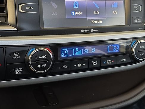 Used 2014 Toyota Highlander XLE w/ Preferred Accessory Package AWD/4WD image 19