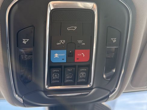 Used 2023 Jeep Grand Cherokee L Limited w/ Black Appearance Package AWD/4WD image 23