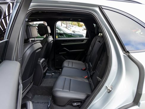 Certified 2025 Porsche Cayenne AWD/4WD image 42