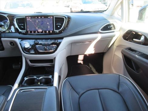 Certified 2024 Chrysler Pacifica Limited AWD/4WD image 14