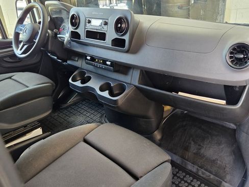 Used 2021 Mercedes-Benz Sprinter 2500 image 21