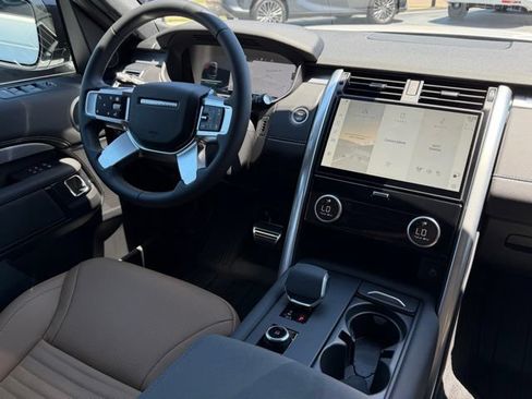 Used 2025 Land Rover Discovery Dynamic SE AWD/4WD image 5