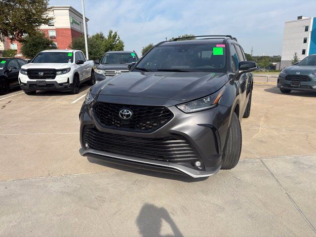 Used 2023 Toyota Highlander XSE FWD image 6