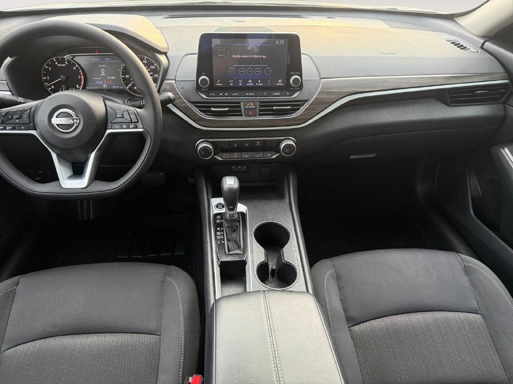 Used 2025 Nissan Altima 2.5 SV FWD image 10