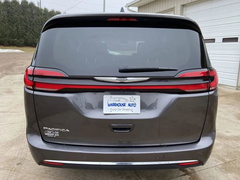 Used 2023 Chrysler Pacifica Touring-L FWD image 6