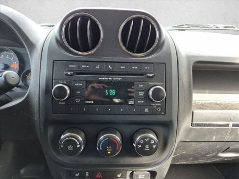 Used 2015 Jeep Patriot Latitude AWD/4WD image 14