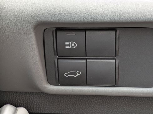 Used 2022 Toyota Highlander XLE FWD image 22