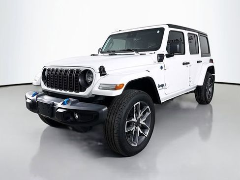 Used 2024 Jeep Wrangler Unlimited image 3
