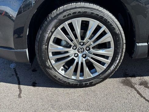 Used 2023 Toyota Venza Limited image 9