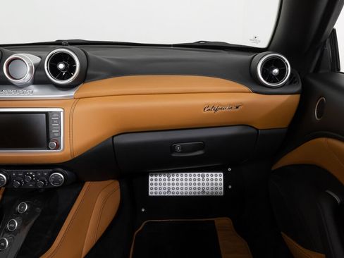Used 2016 Ferrari California T RWD image 39