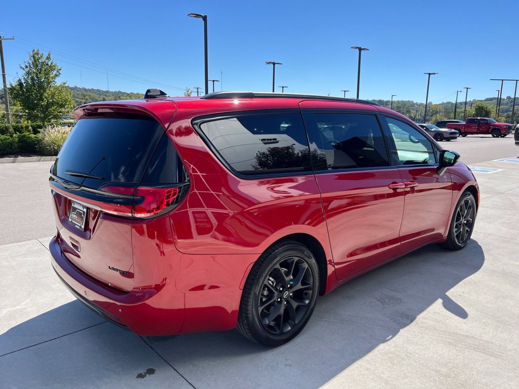 Used 2025 Chrysler Pacifica Limited FWD image 22