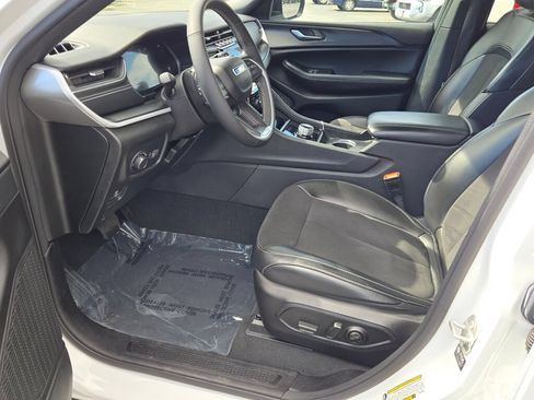 Used 2024 Jeep Grand Cherokee Altitude RWD image 27
