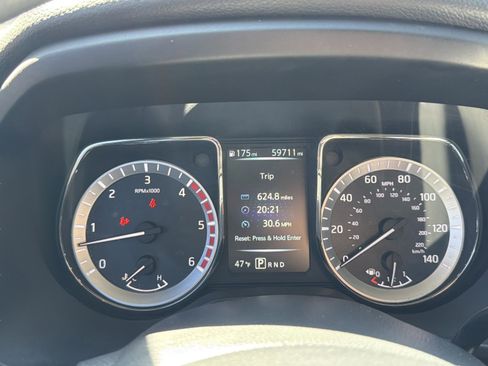 Used 2017 Nissan Titan SV image 15