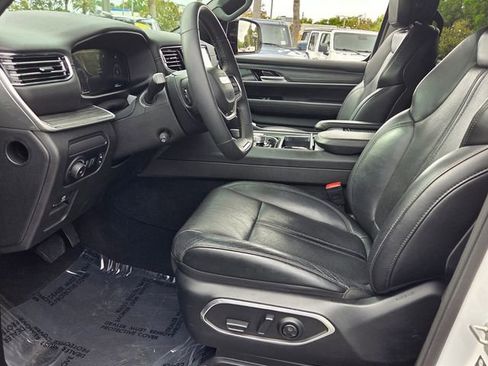 Used 2024 Jeep Wagoneer L Series II w/ Flexible Seating Group AWD/4WD image 9