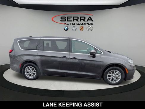 Used 2023 Chrysler Pacifica Touring-L FWD image 13