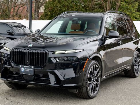 Used 2023 BMW X7 xDrive40i w/ M Sport Package image 3