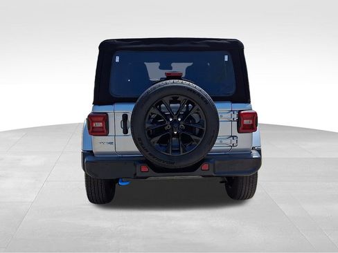Used 2024 Jeep Wrangler Unlimited Sahara w/ Technology Group AWD/4WD image 5