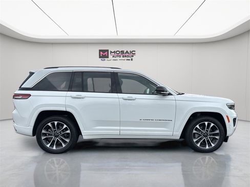 Used 2022 Jeep Grand Cherokee Overland w/ Advanced Protech Group III image 9