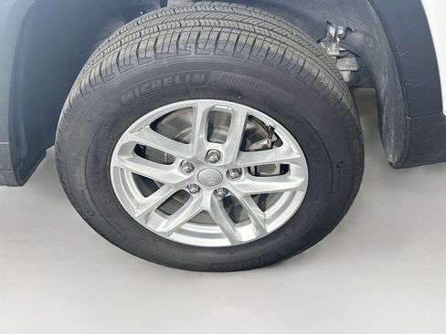 Used 2025 Jeep Grand Cherokee L Laredo image 11