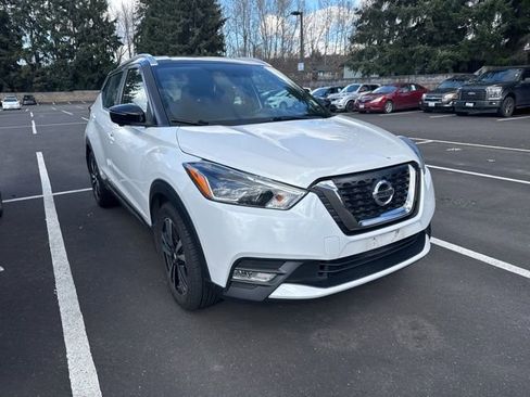 Used 2018 Nissan Kicks SR image 2
