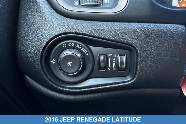 Used 2016 Jeep Renegade Latitude FWD image 31