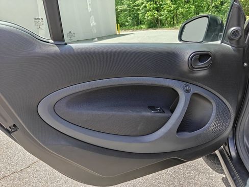 Used 2016 smart fortwo passion RWD image 10