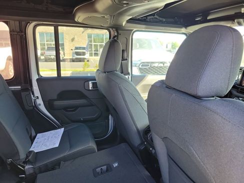 Used 2024 Jeep Wrangler Sahara image 30