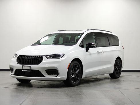 Used 2025 Chrysler Pacifica Limited image 8