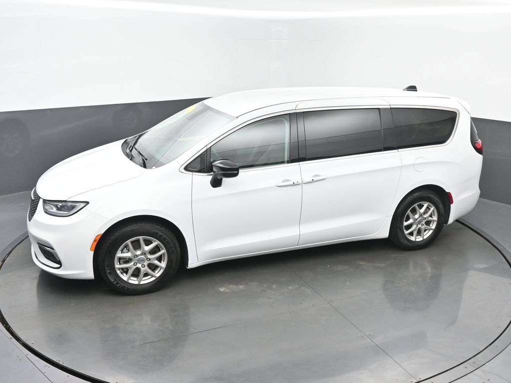 Used 2024 Chrysler Pacifica Touring-L FWD image 42
