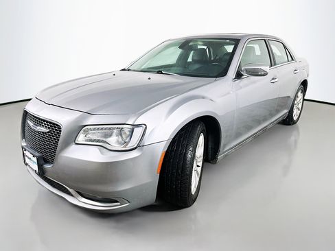 Used 2017 Chrysler 300 C image 3