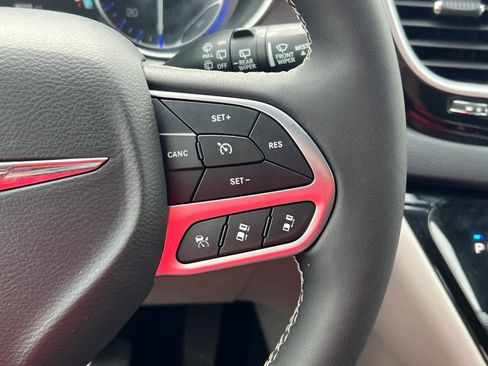 Used 2024 Chrysler Pacifica Touring-L FWD image 20