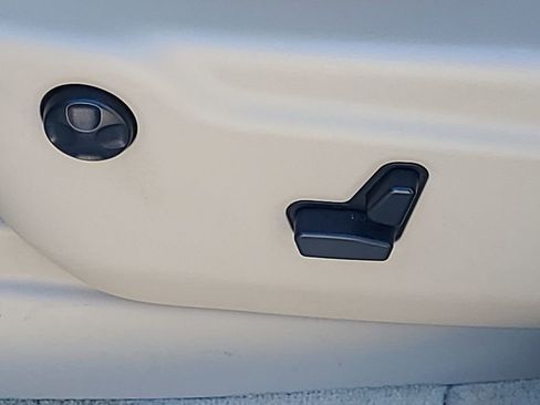 Used 2017 Jeep Grand Cherokee Overland image 19