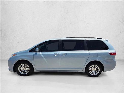 Used 2015 Toyota Sienna XLE w/ XLE Navigation Package FWD image 9