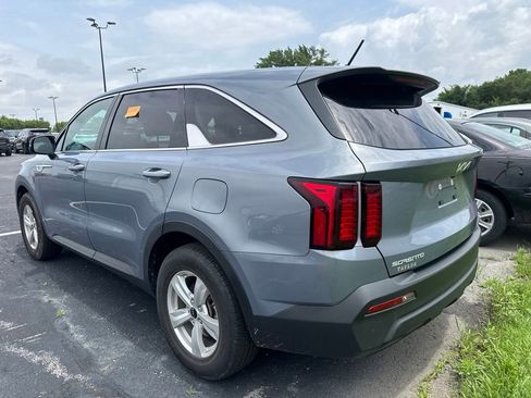 Used 2023 Kia Sorento LX FWD image 4