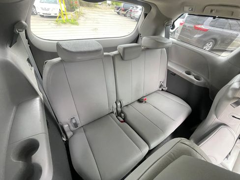 Used 2017 Toyota Sienna XLE Premium FWD image 7
