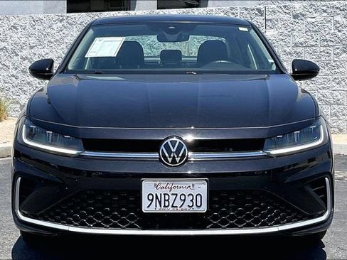 Used 2025 Volkswagen Jetta SE FWD image 2