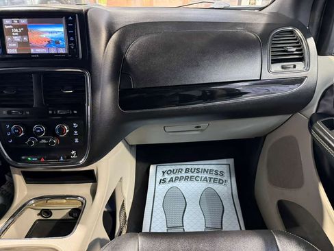 Used 2019 Dodge Grand Caravan SXT FWD image 19