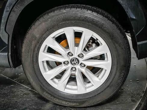 Certified 2022 Toyota Corolla Cross LE image 10