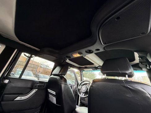 Used 2015 Jeep Wrangler Unlimited Rubicon w/ Connectivity Group image 27