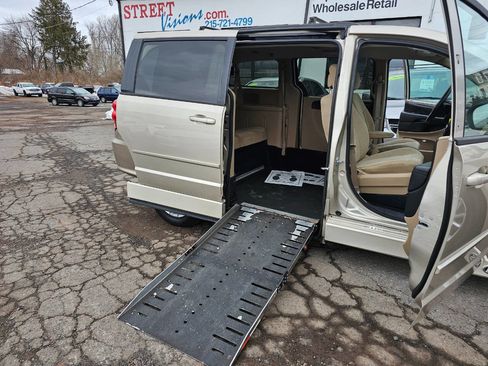 Used 2014 Dodge Grand Caravan SXT image 1