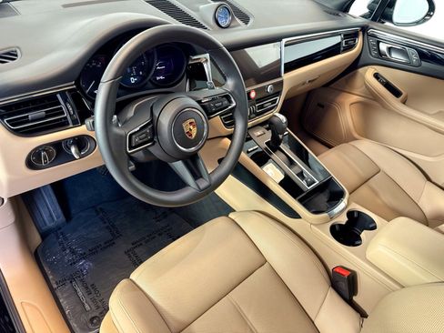 Certified 2025 Porsche Macan image 4