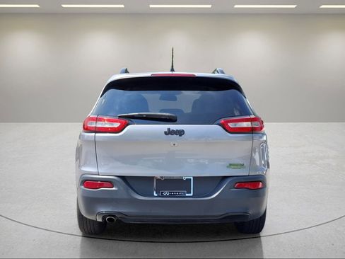 Used 2018 Jeep Cherokee Latitude w/ Altitude Package FWD image 4