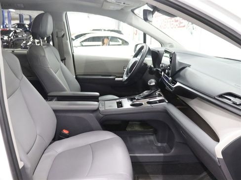 Used 2021 Toyota Sienna XLE w/ XLE Plus Package AWD/4WD image 26
