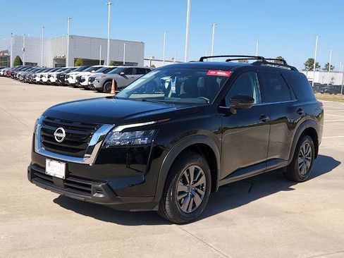 Certified 2025 Nissan Pathfinder SV image 3
