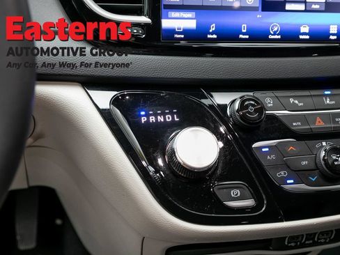 Used 2024 Chrysler Pacifica Touring-L FWD image 12