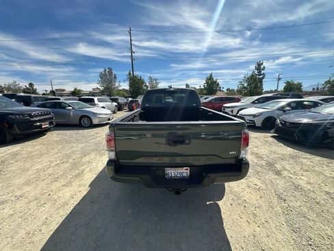 Used 2021 Toyota Tacoma TRD Sport w/ TRD Premium Sport Package AWD/4WD image 5