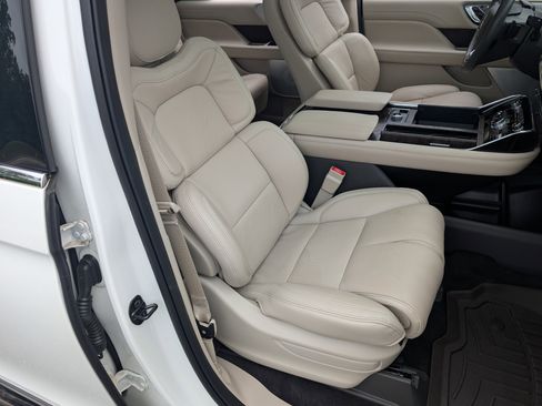 Used 2021 Lincoln Navigator Reserve w/ Luxury Package RWD image 17