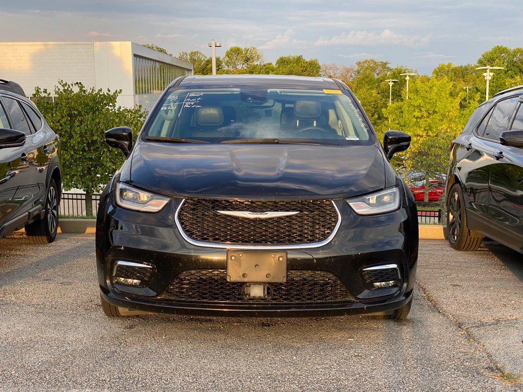 Used 2024 Chrysler Pacifica Touring-L FWD image 2