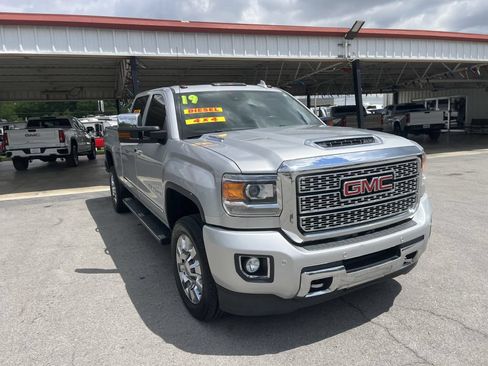 Used 2019 GMC Sierra 2500 Denali w/ Duramax Plus Package AWD/4WD image 3